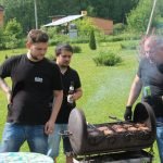 парни готовят котлетки для бургеров :)